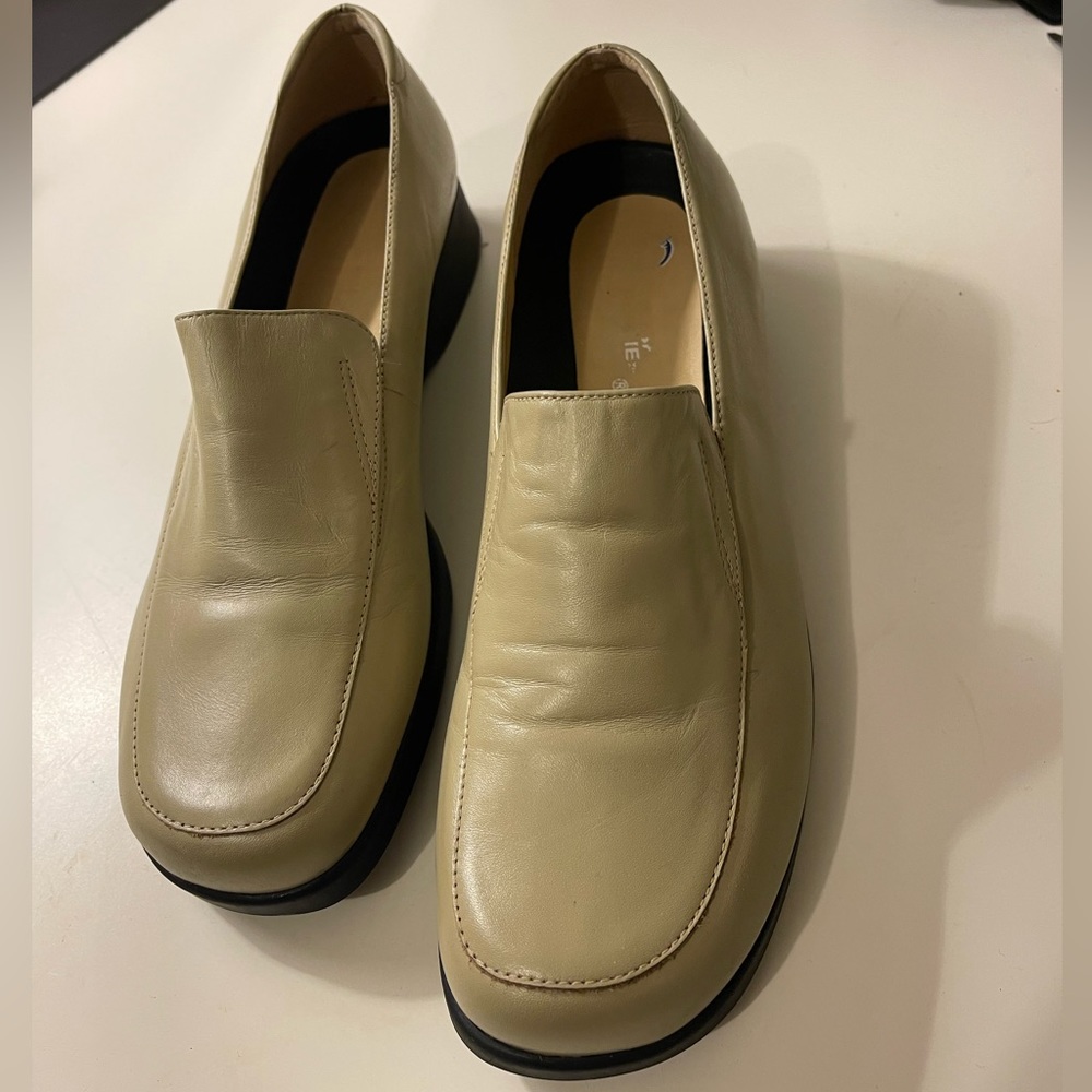 Hush puppies women round toe loafers size 10